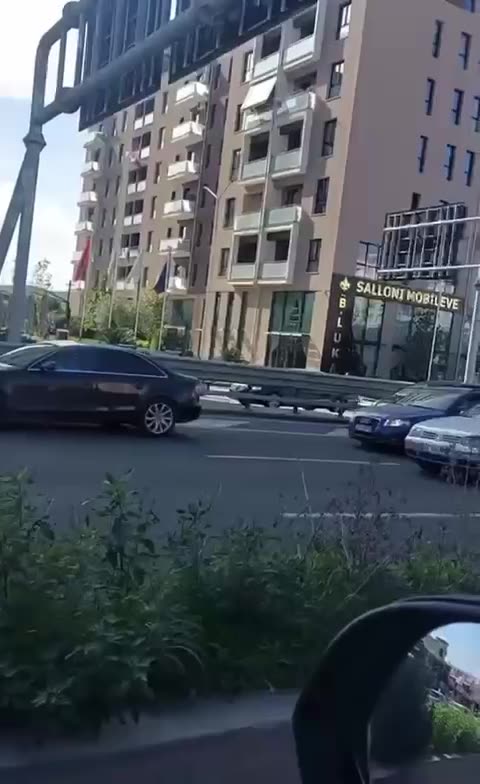 Narkopolicia kërcënon qytetarin ‘hiqe telefonin’, ofendon shoferin e Metës