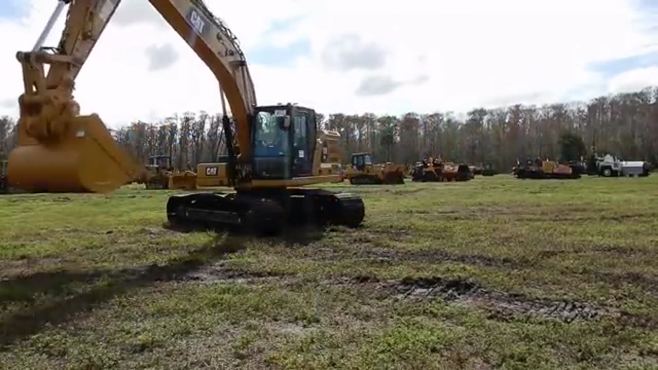 Caterpillar_6015B_Excavator_Loading_Trucks_Non_Stop_For_3_HoSegment019