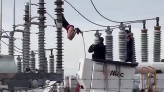 Over 800 homes in Utah lost power after a woman climbed a transformer