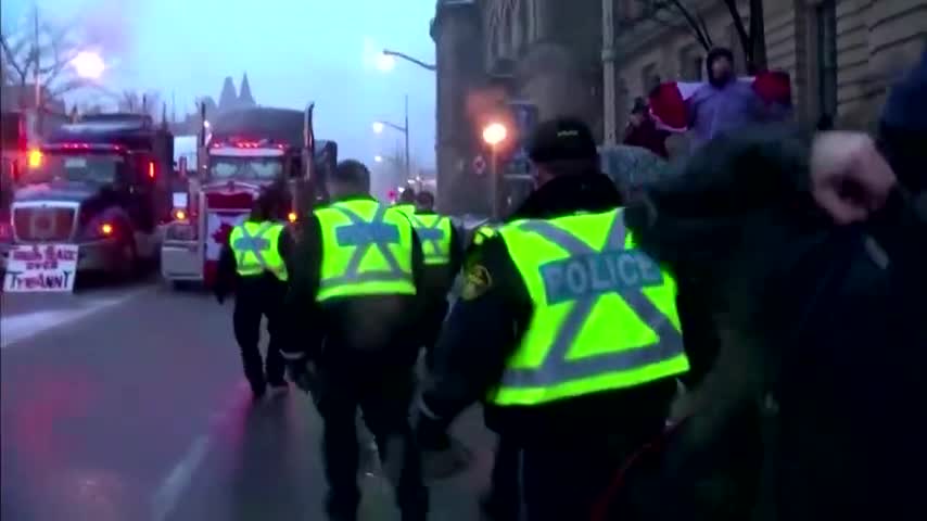 Canadian police clash with protestors to clear capital