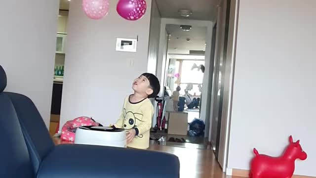 Balloon play with air purifier