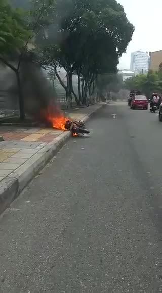 Video: Conductor le prendió fuego a su moto para evitar que se la inmovilizaran en Bucaramanga