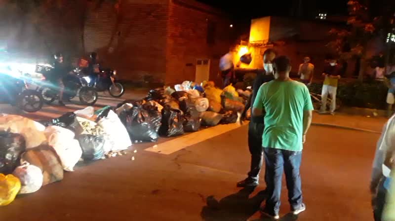 Video: Con bolsas llenas de basura, habitantes de Lagos bloquearon la vía este viernes