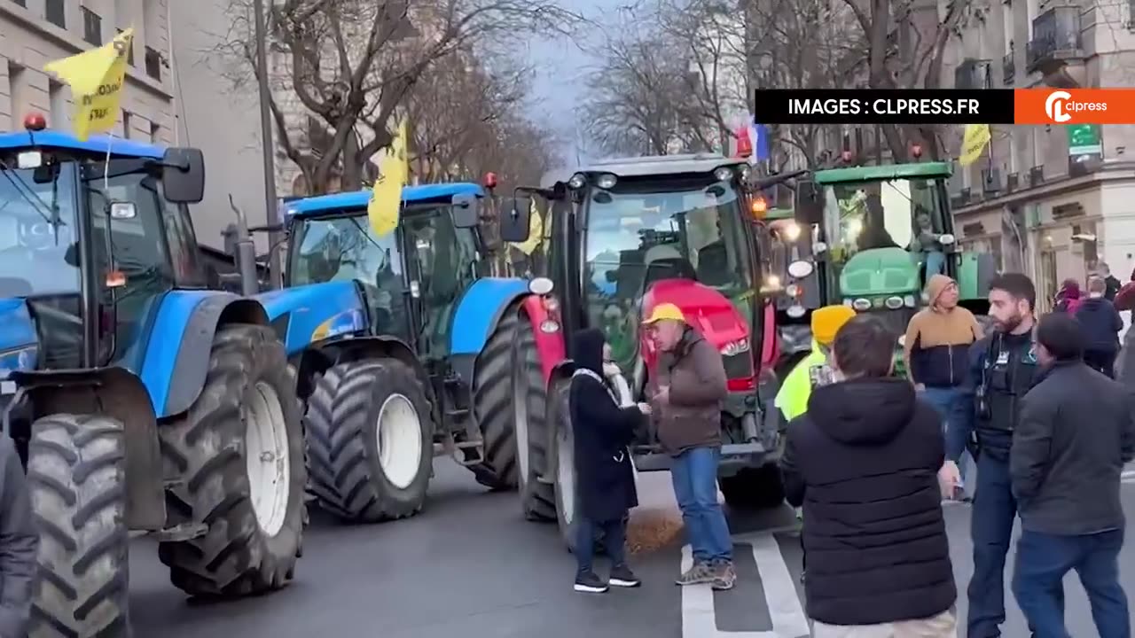 Přestože traktory měly dnes večer odjet z Paříže, zemědělci to odmítají. Policie jim vyhrožuje