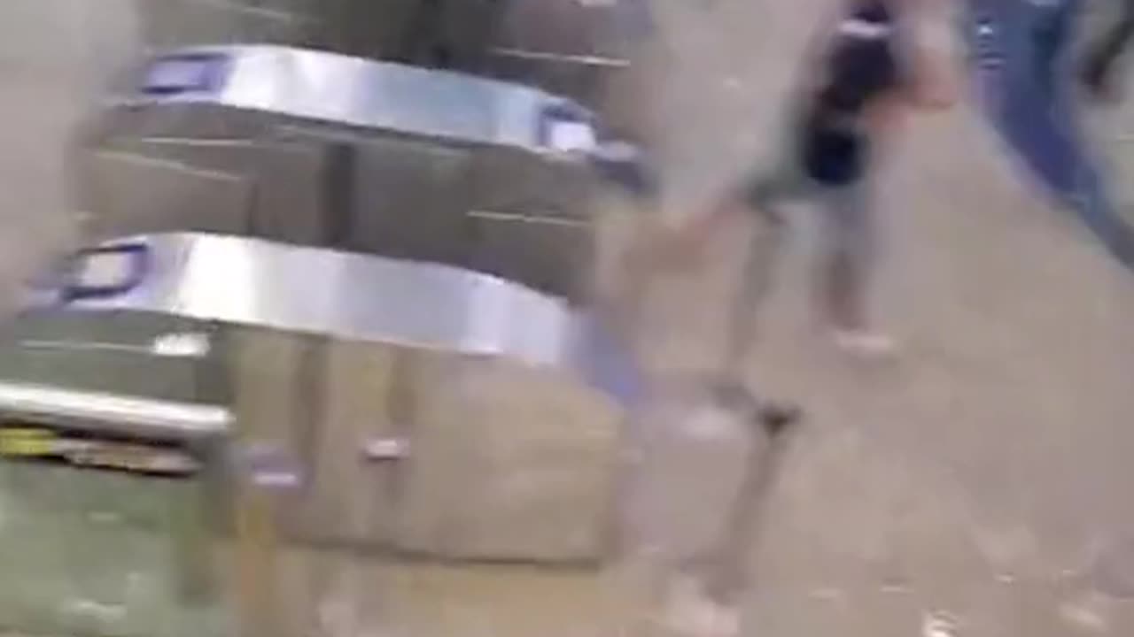 Stuhia godet Emiratet e Bashkuara Arabe, përmbytet aeroporti i Dubait, avionët ‘lundrojnë’ nën ujë!
