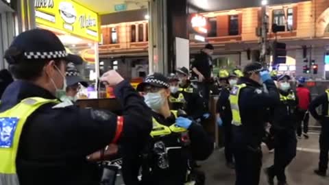 Cafe Besitzer verhaftet ! Soll ich ins Outback ?