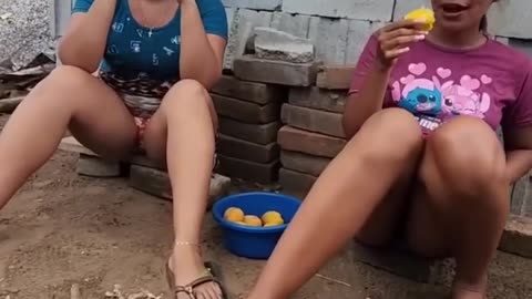 Comiendo mangos maduros