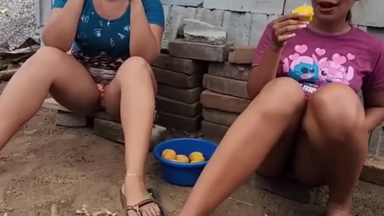 Comiendo mangos maduros