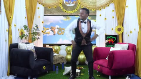 Comedian Eshetu dance