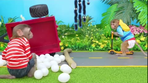 Monkey Baby Bon Bon drives egg cart go to the farm and bathes with duckling in the toilet