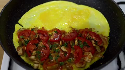 Simple and delicious breakfast! Omelette with chicken and vegetables!