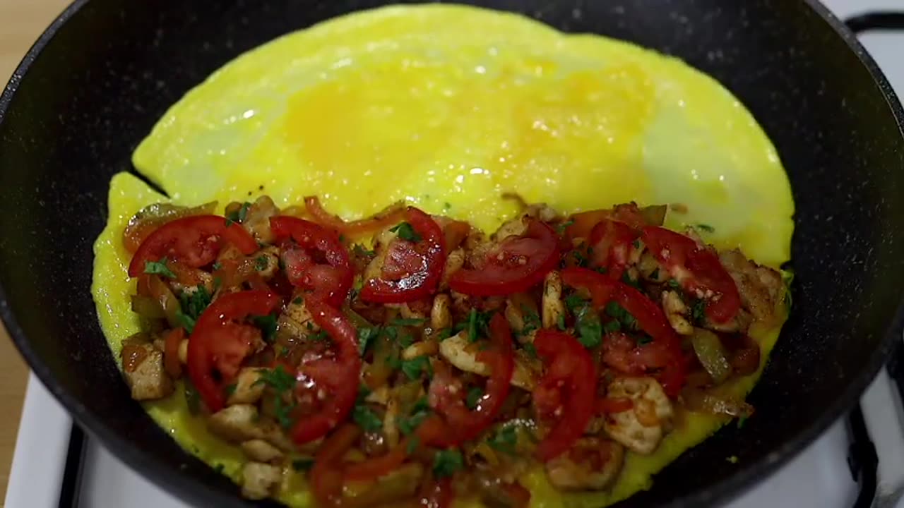 Simple and delicious breakfast! Omelette with chicken and vegetables!