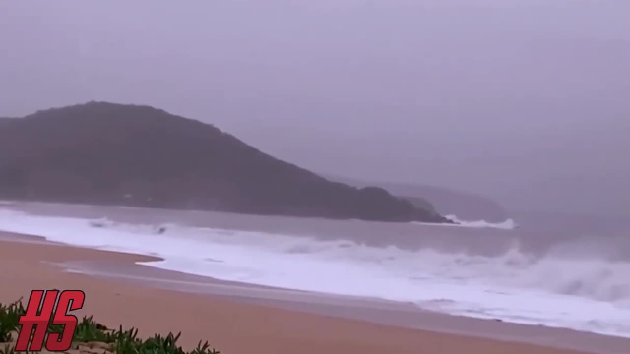 Three UFO_UAPs Swarm Jetliner Airplane in Pearl Beach, AUS - August 21 2023 is it VFX?