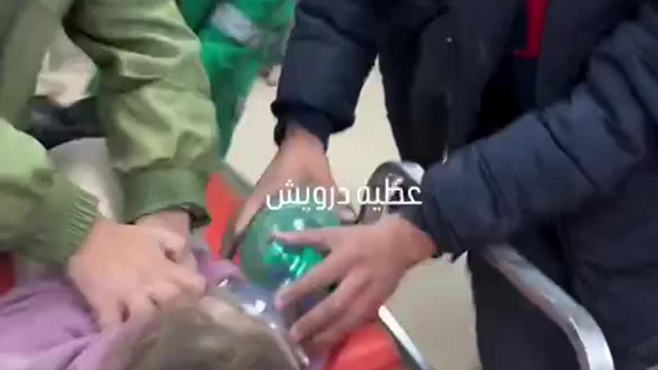 📹 الطواقم الطبية تحاول إنعاش قلب طفلة أصيبت في قصف الاحتلال للزوايدة وسط قطاع غزة الليلة الماضية