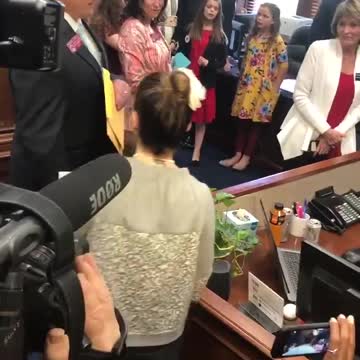 Alyssa Milano thinks her uterus lives in Georgia