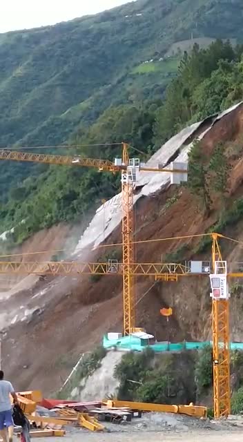Impresionante deslizamiento bloqueó vía en Antioquia