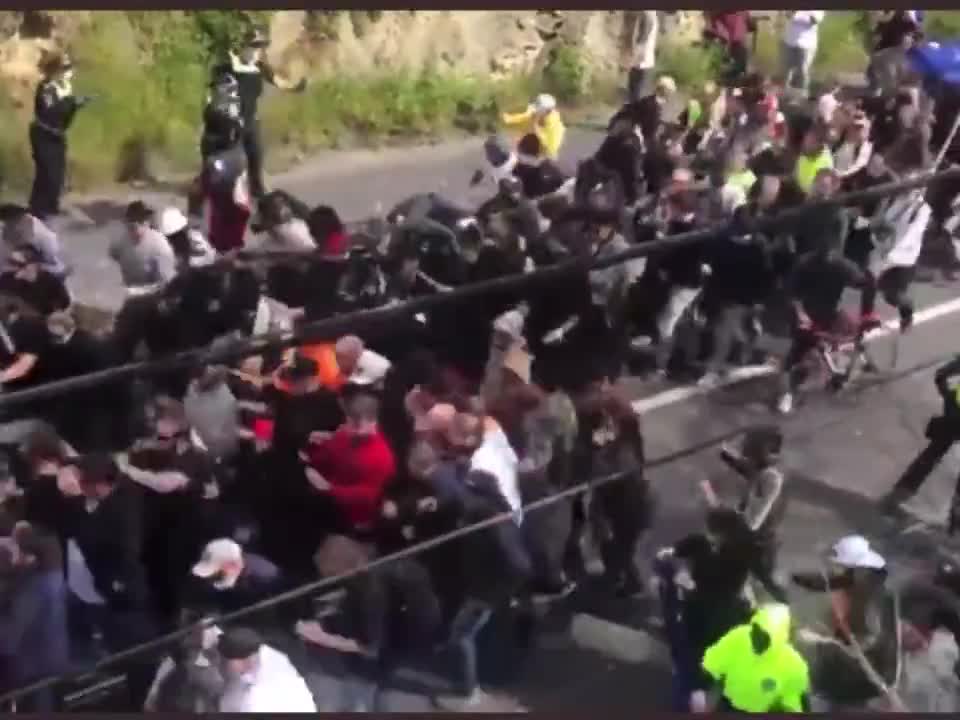 Police and anti-lockdown protesters clash in Melbourne, Australia