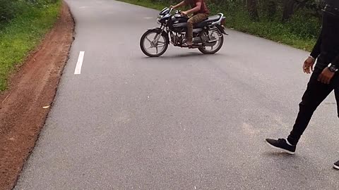 This boy try to wheelie