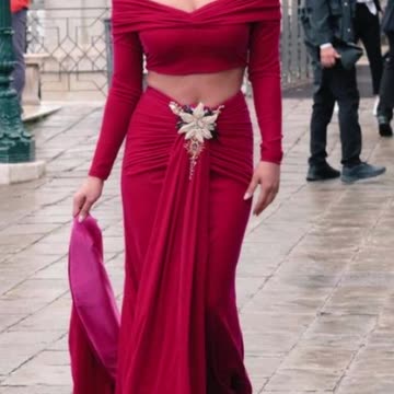 Priyanka Chopra VS Zendaya Best Pink Outfits