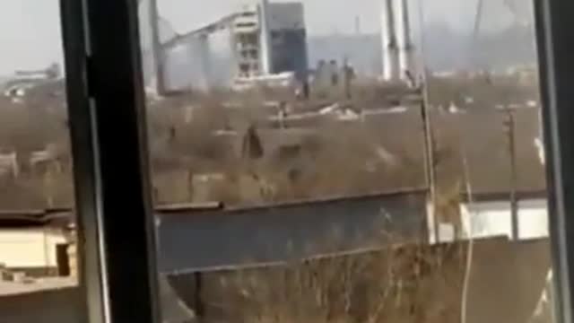 Russian soldiers target a building in #Mariupol using the LTSD-4 laser targeting