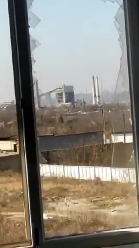 Russian soldiers target a building in #Mariupol using the LTSD-4 laser targeting