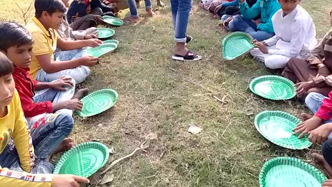 Students are eating rice