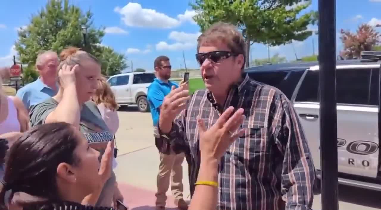 Armed Antifa Extremists Protect Groomers Hosting "Kid Friendly" Drag Show In Texas