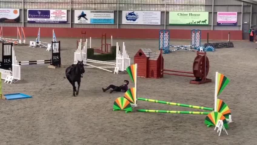 Spectacular fall from jumping horse