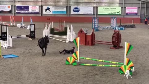 Spectacular fall from jumping horse