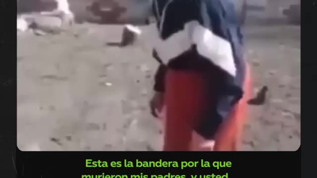 Una nonna contadina scambia i soldati ucraini per i russi e li saluta con la bandiera dell'URSS.le han offerto del cibo in scatola,ma quando le han tolto la bandiera e han iniziato a calpestarla,l'anziana ha restituito la borsa.