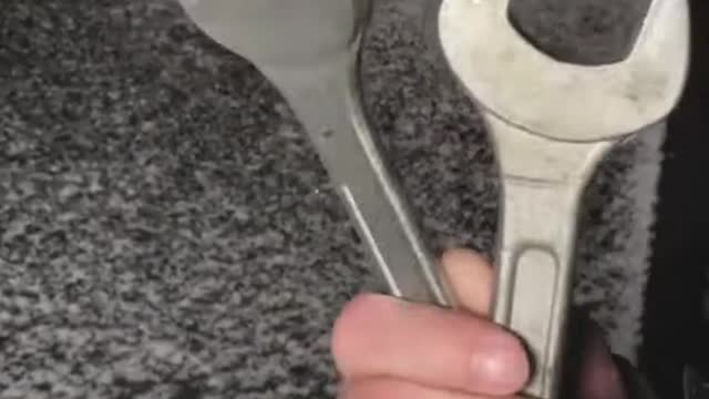 Blackmail: the lock hanging on the door handle of the car