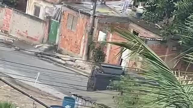 Caveirão sendo atacado a tiros