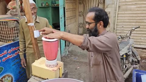 "Refreshing Strawberry Drinks: Karachi Food Street Specials"