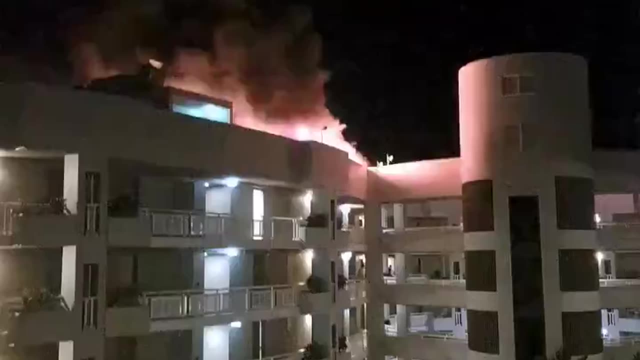 🇦🇺Helicopter crashes into hotel in Cairns, Australia and explodes into a fireball.