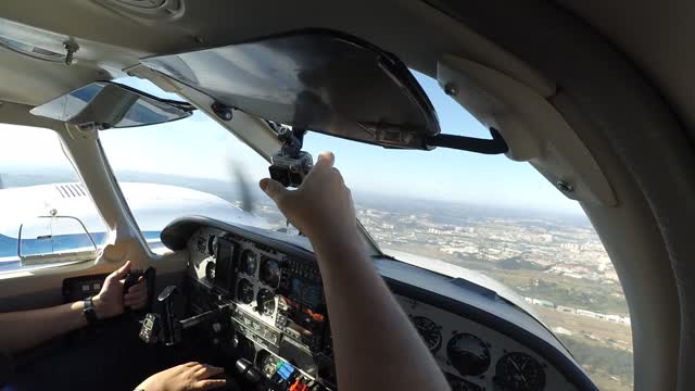 Piper PA-34 Seneca II Departure - Cruize - Landing