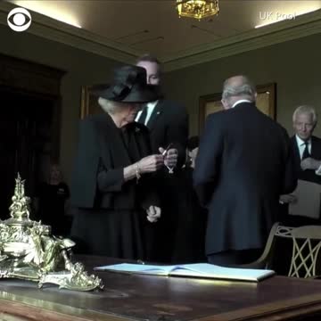 King Charles gets frustrated with pen 😆