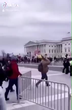 Capitol Police waving people into the Capitol on Jan 6.