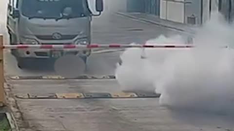 MENEWSLorry collides with exterminator as fumigation smoke impedes vision