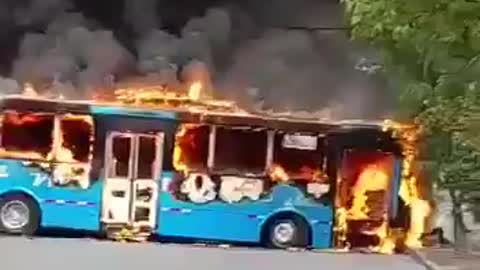 Incendian bus del MÍO en Cali en medio de los disturbios de este jueves