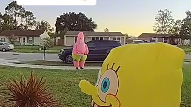 Kid in a Spongebob Outfit Tries To Ring The Doorbell