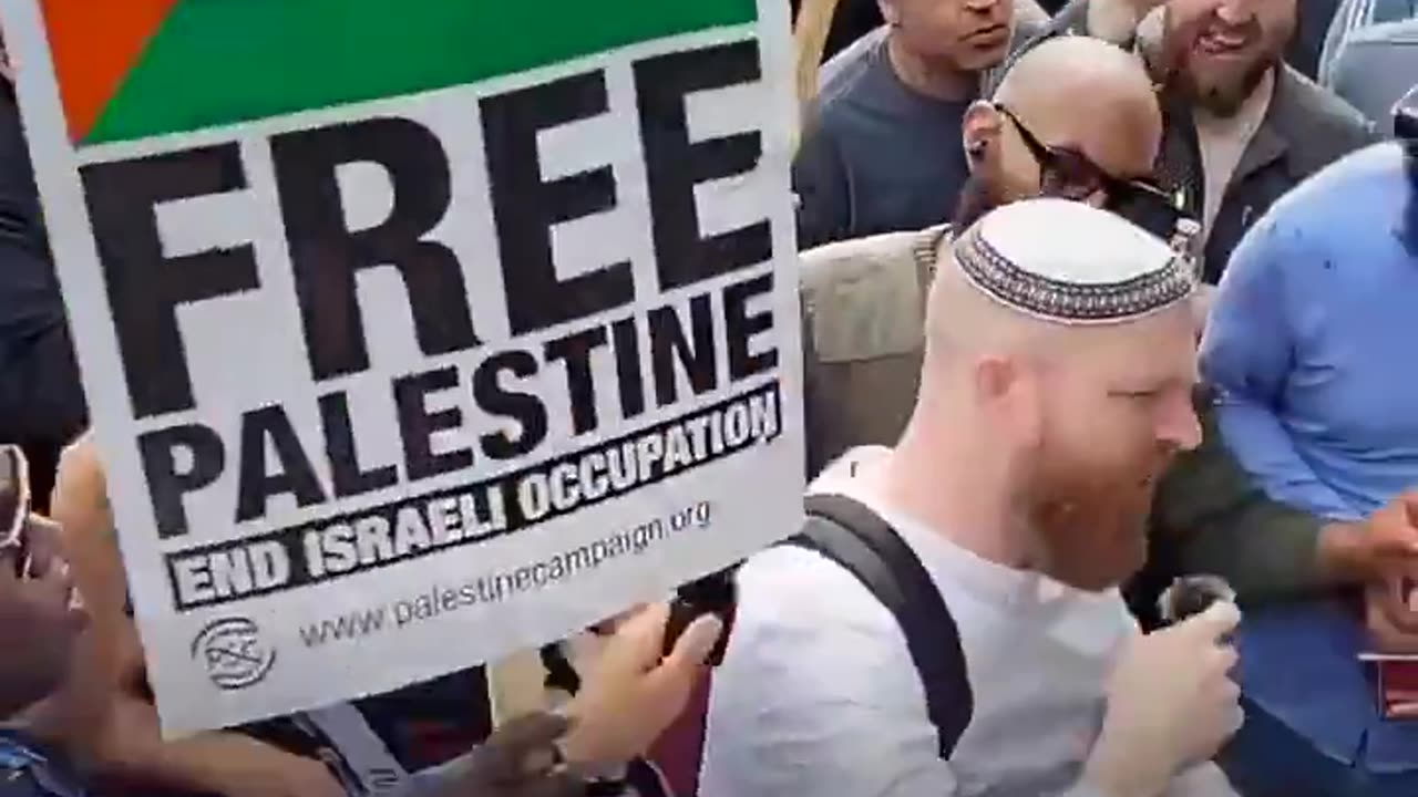 Hateful mob of Islamists attack a Jewish journalist wearing a kippah in London.