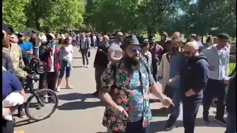 Chat Sunni Get BANGED! - Big T (Shia) Vs Sunni Muslims Fight - Speakers Corner