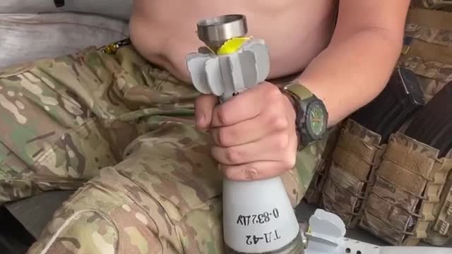 Ukrajinský voják upravuje minometný granát ráže 82 mm pro střelbu z RPG-7