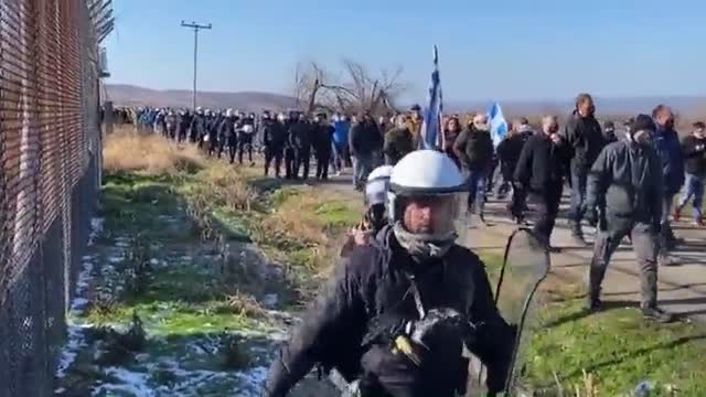 ΕΒΡΙΤΕΣ ΨΑΛΛΟΥΝ ΤΟΝ ΕΘΝΙΚΟ ΥΜΝΟ.