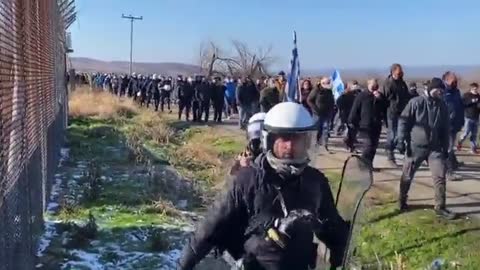 ΕΒΡΙΤΕΣ ΨΑΛΛΟΥΝ ΤΟΝ ΕΘΝΙΚΟ ΥΜΝΟ.