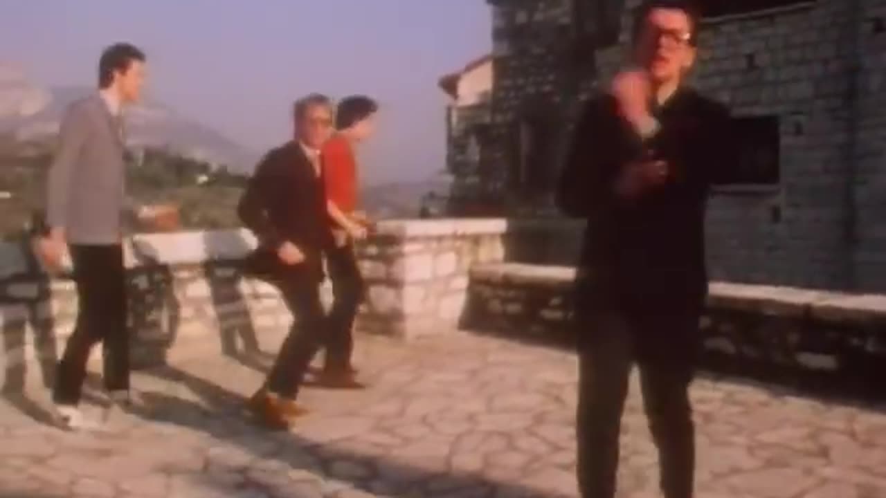 Elvis Costello & The Attractions - I Can't Stand Up For Falling Down