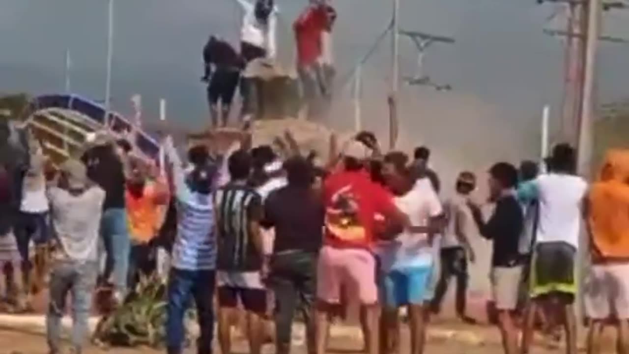 💥 A Giant Statue Of Socialist Godfather Hugo Chavez Was Just Torn Down In Coro, Venezuela