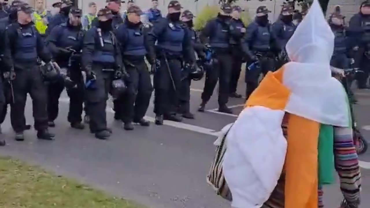 Right on cue, Gardaí thugs with their faces covered in Coolock begin pushing