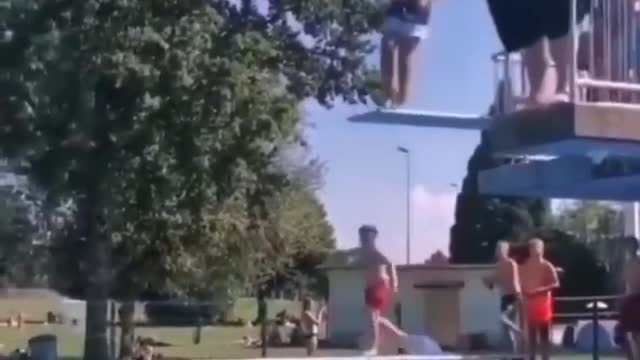 A very Fat man jumping in a pool. Daily dose of fails #2