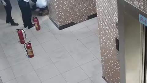 סוללת ליתיום היא פצצתה מתקתקת אדם נכנס למעלית נושא סוללת ליתיום של אופניים חשמליות ופתאום הסוללה פורצת בלהבות והורגת אותו הזהרו